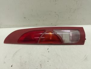 Gebruikte Achterlicht rechts Renault Kangoo (KC) 1.4 Prijs € 30,00 Margeregeling aangeboden door Autodemontage van de Laar