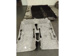 Gebruikte Vloerbedekking Volkswagen Polo VI (AW1) 1.6 TDI 16V 95 Prijs € 250,00 Margeregeling aangeboden door Autodemontage van de Laar