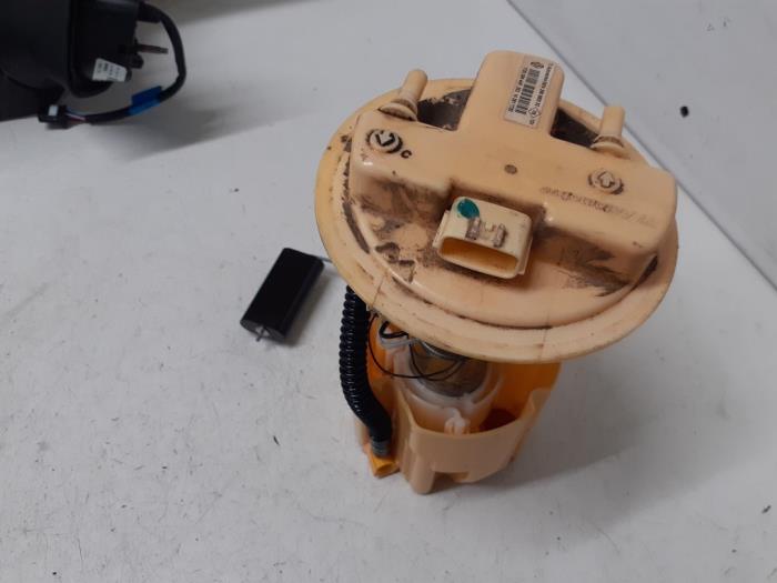 Gebruikte Tank element Pomp Renault Clio IV Estate/Grandtour (7R) 1.5 Energy dCi 90 FAP Prijs € 75,00 Margeregeling aangeboden door Autodemontage van de Laar