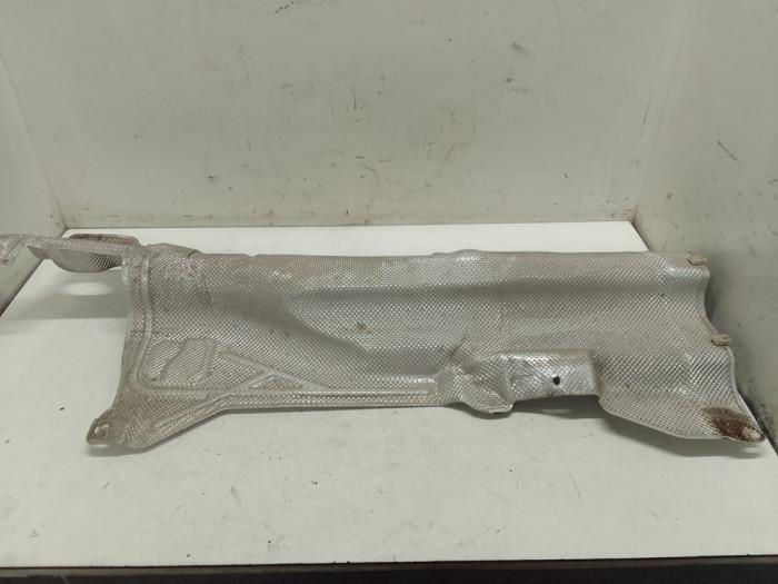 Gebruikte Hitteschild uitlaat BMW X1 (F48) sDrive 18d 2.0 16V Prijs € 75,00 Margeregeling aangeboden door Autodemontage van de Laar