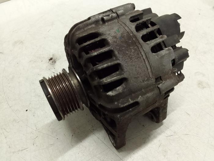 Gebruikte Dynamo Renault Clio IV (5R) 1.5 Energy dCi 90 FAP Prijs € 100,00 Margeregeling aangeboden door Autodemontage van de Laar