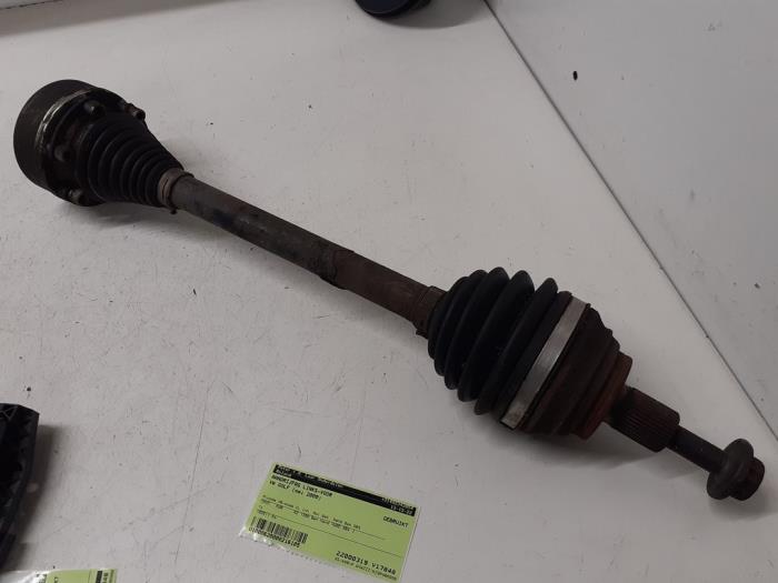 Gebruikte Aandrijfas links-voor Volkswagen Golf VI (5K1) 1.4 TSI 160 16V Prijs € 70,00 Margeregeling aangeboden door Autodemontage van de Laar