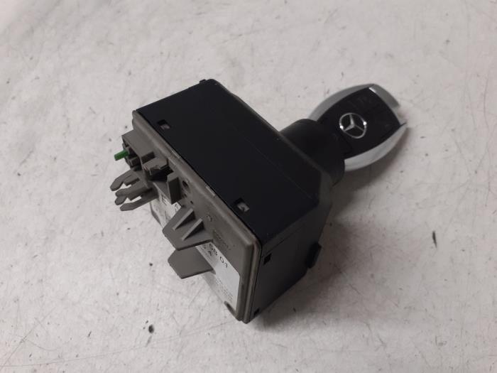 Kontaktslot+Sleutel van een Mercedes-Benz GLA (156.9) 2.0 250 Turbo 16V 2015