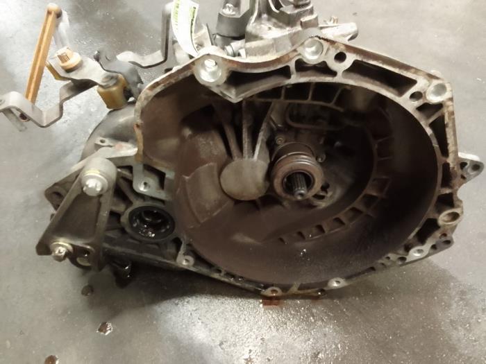 Gebruikte Versnellingsbak Opel Corsa D 1.4 16V Twinport Prijs € 300,00 Margeregeling aangeboden door Autodemontage van de Laar
