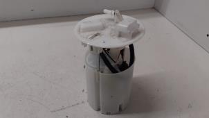 Gebruikte Benzinepomp Renault Twingo III (AH) 1.0 SCe 75 12V Prijs € 90,00 Margeregeling aangeboden door Autodemontage van de Laar