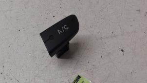 Gebruikte Schakelaar Peugeot 107 1.0 12V Prijs € 30,00 Margeregeling aangeboden door Autodemontage van de Laar