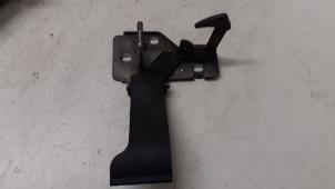 Gebruikte Motorkap hendel Volkswagen Transporter/Caravelle T5 2.0 TDI DRF Prijs € 25,00 Margeregeling aangeboden door Autodemontage van de Laar