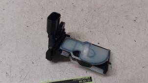 Gebruikte Luchtmassameter Toyota Yaris IV (P21/PA1/PH1) 1.5 12V Hybrid 115 Prijs op aanvraag aangeboden door Autodemontage van de Laar