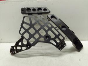 Gebruikte Bumpersteun links-achter Renault Megane III CC (EZ) 2.0 16V CVT Prijs op aanvraag aangeboden door Autodemontage van de Laar