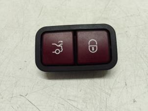 Gebruikte Schakelaar achterklep Mercedes S (W221) 3.5 S-350 24V Prijs € 15,00 Margeregeling aangeboden door Autodemontage van de Laar