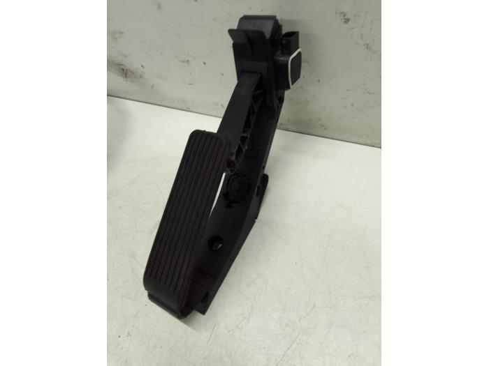 Gaspedaal van een Mercedes-Benz S (W221) 3.5 S-350 24V 2009