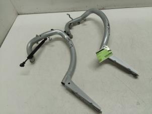 Gebruikte Kofferdeksel Scharnier Mercedes S (W221) 3.5 S-350 24V Prijs € 100,00 Margeregeling aangeboden door Autodemontage van de Laar