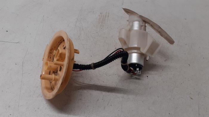 Gebruikte Brandstofpomp Elektrisch BMW 5 serie Touring (F11) 535d xDrive 24V Prijs € 100,00 Margeregeling aangeboden door Autodemontage van de Laar