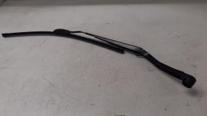 Gebruikte Ruitenwisserarm voor Opel Insignia Country Tourer 2.0 CDTI 16V 130 ecoFLEX Prijs € 25,00 Margeregeling aangeboden door Autodemontage van de Laar