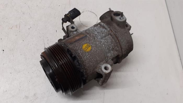 Aircopomp van een Volkswagen Up! (121) 1.0 12V 60 2012