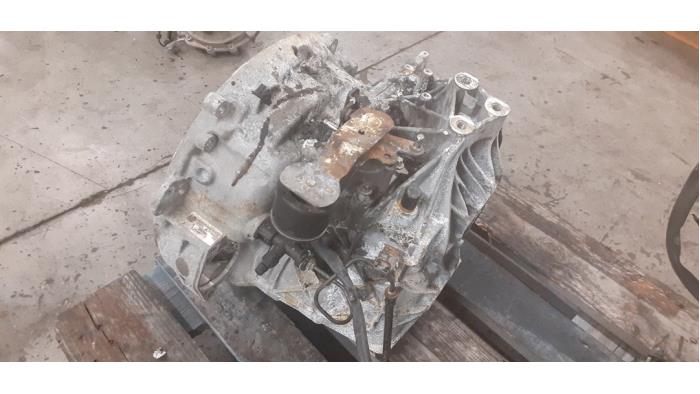 Versnellingsbak van een Mercedes-Benz A (W176) 1.6 A-180 16V 2016