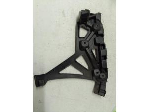 Gebruikte Bumpersteun links-achter Renault Twingo III (AH) 1.0 SCe 70 12V Prijs € 25,00 Margeregeling aangeboden door Autodemontage van de Laar