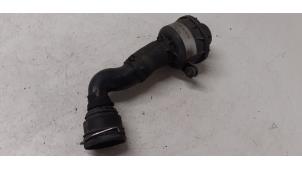 Gebruikte Intercooler Buis Volkswagen Golf V (1K1) 2.0 TFSI GTI 16V Prijs € 50,00 Margeregeling aangeboden door Autodemontage van de Laar