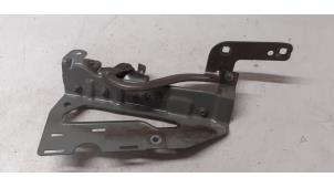 Gebruikte Motorkap Scharnier Renault Modus/Grand Modus (JP) 1.2 16V TCE 100 Prijs op aanvraag aangeboden door Autodemontage van de Laar