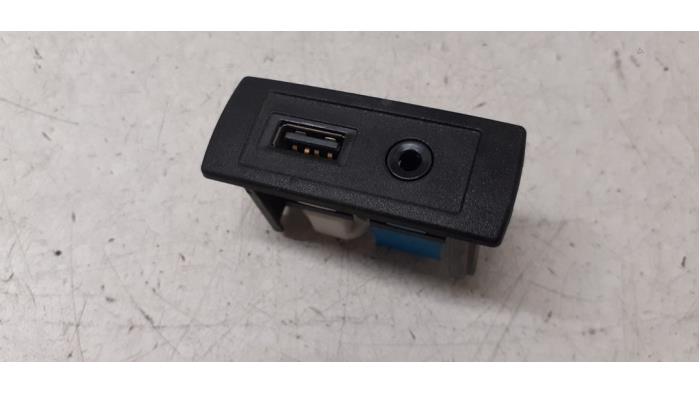 AUX/USB aansluiting van een Mercedes-Benz Vito (447.6) 1.6 111 CDI 16V 2018