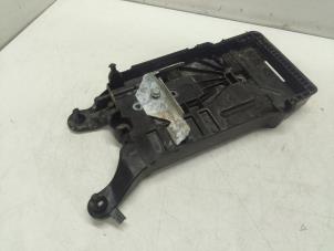 Gebruikte Accubak Volkswagen Polo VI (AW1) 1.0 TSI 12V Prijs € 40,00 Margeregeling aangeboden door Autodemontage van de Laar