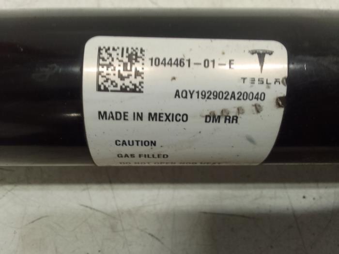 Schokdemper links-achter van een Tesla Model 3 Long Range AWD 75 kWh 2019