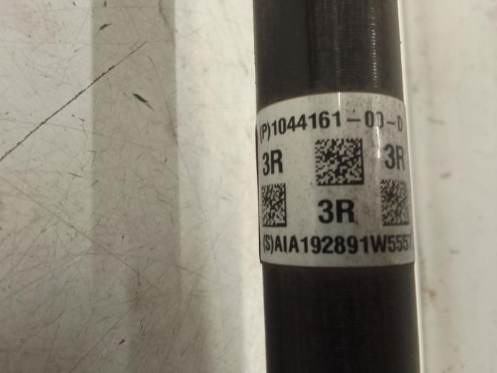 Aandrijfas rechts-achter van een Tesla Model 3 Long Range AWD 75 kWh 2019