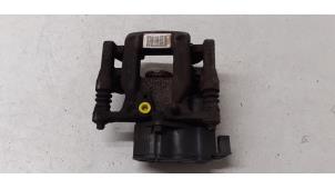 Gebruikte Remklauw (Tang) links-achter Peugeot 3008 II (M4/MC/MJ/MR) 1.2 12V e-THP PureTech 130 Prijs € 100,00 Margeregeling aangeboden door Autodemontage van de Laar