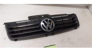 Gebruikte Grille Volkswagen Polo IV (9N1/2/3) 1.2 55 Prijs € 35,00 Margeregeling aangeboden door Autodemontage van de Laar