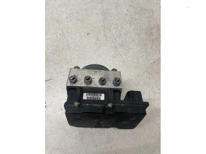 ABS Pomp van een Ford Ka II 1.2 2013