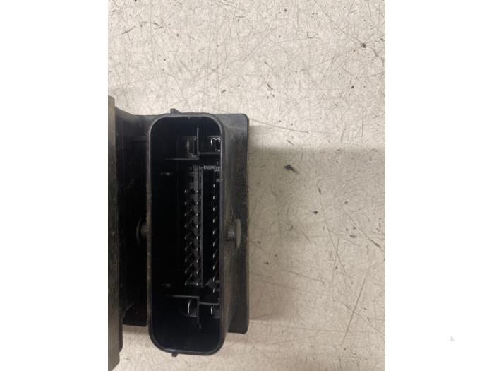 ABS Pomp van een Ford Ka II 1.2 2013