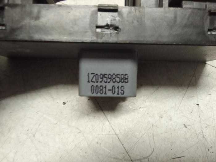 Elektrisch Raam Schakelaar van een Skoda Superb Combi (3TAC/TAF) 1.6 TDI 2011
