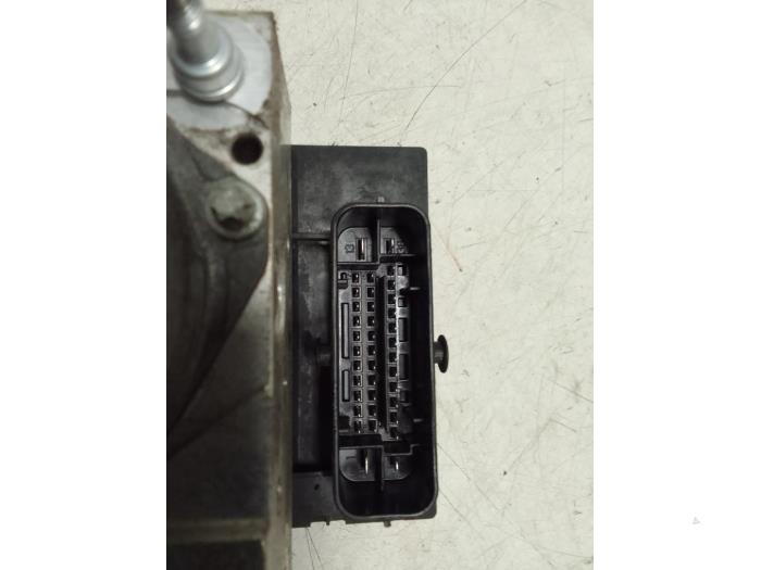 ABS Pomp van een Kia Venga 1.4 CVVT 16V 2010