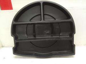 Gebruikte Opbergvak Kia Venga 1.4 CVVT 16V Prijs € 75,00 Margeregeling aangeboden door Autodemontage van de Laar