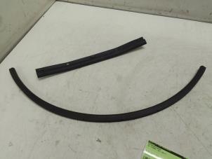 Gebruikte Motorkaprubber Volkswagen Touran (5T1) 2.0 TDI 150 Prijs € 25,00 Margeregeling aangeboden door Autodemontage van de Laar