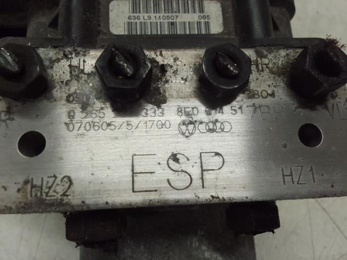 ABS Pomp van een Audi A4 Avant Quattro (B7) 2.0 TFSI 20V 2007