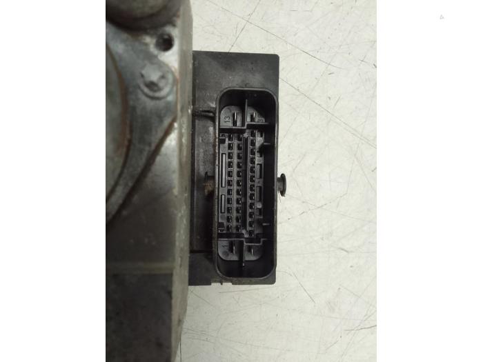 ABS Pomp van een Audi A4 Avant Quattro (B7) 2.0 TFSI 20V 2007