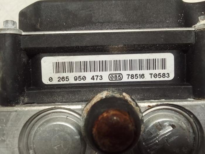 ABS Pomp van een Audi A4 Avant Quattro (B7) 2.0 TFSI 20V 2007