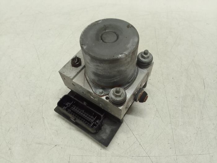 ABS Pomp van een Audi A4 Avant Quattro (B7) 2.0 TFSI 20V 2007