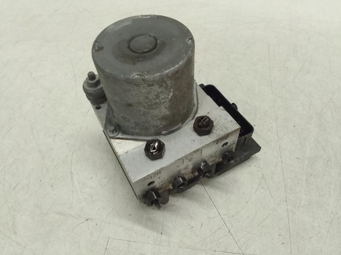 ABS Pomp van een Audi A4 Avant Quattro (B7) 2.0 TFSI 20V 2007