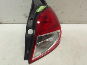 Gebruikte Achterlicht rechts Renault Clio III (BR/CR) 1.2 16V 75 Prijs € 40,00 Margeregeling aangeboden door Autodemontage van de Laar