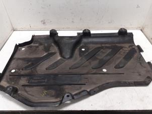 Gebruikte Beschermplaat bodem Mercedes GLE (V167) 300d EQ Boost 2.0 Turbo 16V 4-Matic Prijs € 75,00 Margeregeling aangeboden door Autodemontage van de Laar