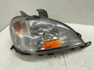 Gebruikte Koplamp rechts Mercedes ML I (163) Prijs € 75,00 Margeregeling aangeboden door Autodemontage van de Laar