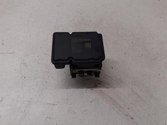 Gebruikte ABS Pomp Volvo V70 (BW) 2.0 D3 16V Prijs € 115,00 Margeregeling aangeboden door Autodemontage van de Laar