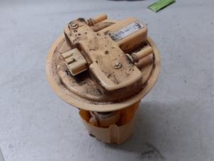 Gebruikte Brandstofpomp Elektrisch Renault Clio IV Estate/Grandtour (7R) 1.5 Energy dCi 90 FAP Prijs € 70,00 Margeregeling aangeboden door Autodemontage van de Laar