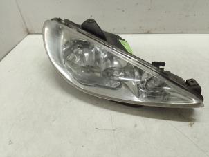 Gebruikte Koplamp rechts Peugeot 206 SW (2E/K) 1.4 Prijs € 40,00 Margeregeling aangeboden door Autodemontage van de Laar