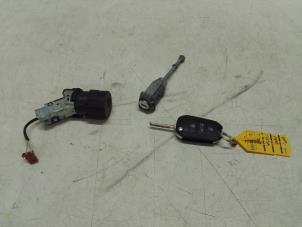 Gebruikte Kontaktslot + Sleutel Opel Corsa F (UB/UH/UP) 1.2 Turbo 12V 100 Prijs € 75,00 Margeregeling aangeboden door Autodemontage van de Laar