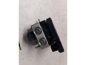 Gebruikte ABS Pomp Renault Zoé (AG) 46kW Prijs € 150,00 Margeregeling aangeboden door Autodemontage van de Laar