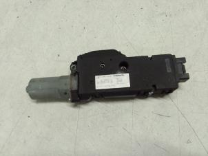 Gebruikte Schuifdak Motor Mercedes E (W213) E-220d 2.0 Turbo 16V Prijs € 125,00 Margeregeling aangeboden door Autodemontage van de Laar