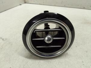 Gebruikte Luchtrooster Dashboard Mercedes E (W213) E-220d 2.0 Turbo 16V Prijs € 50,00 Margeregeling aangeboden door Autodemontage van de Laar